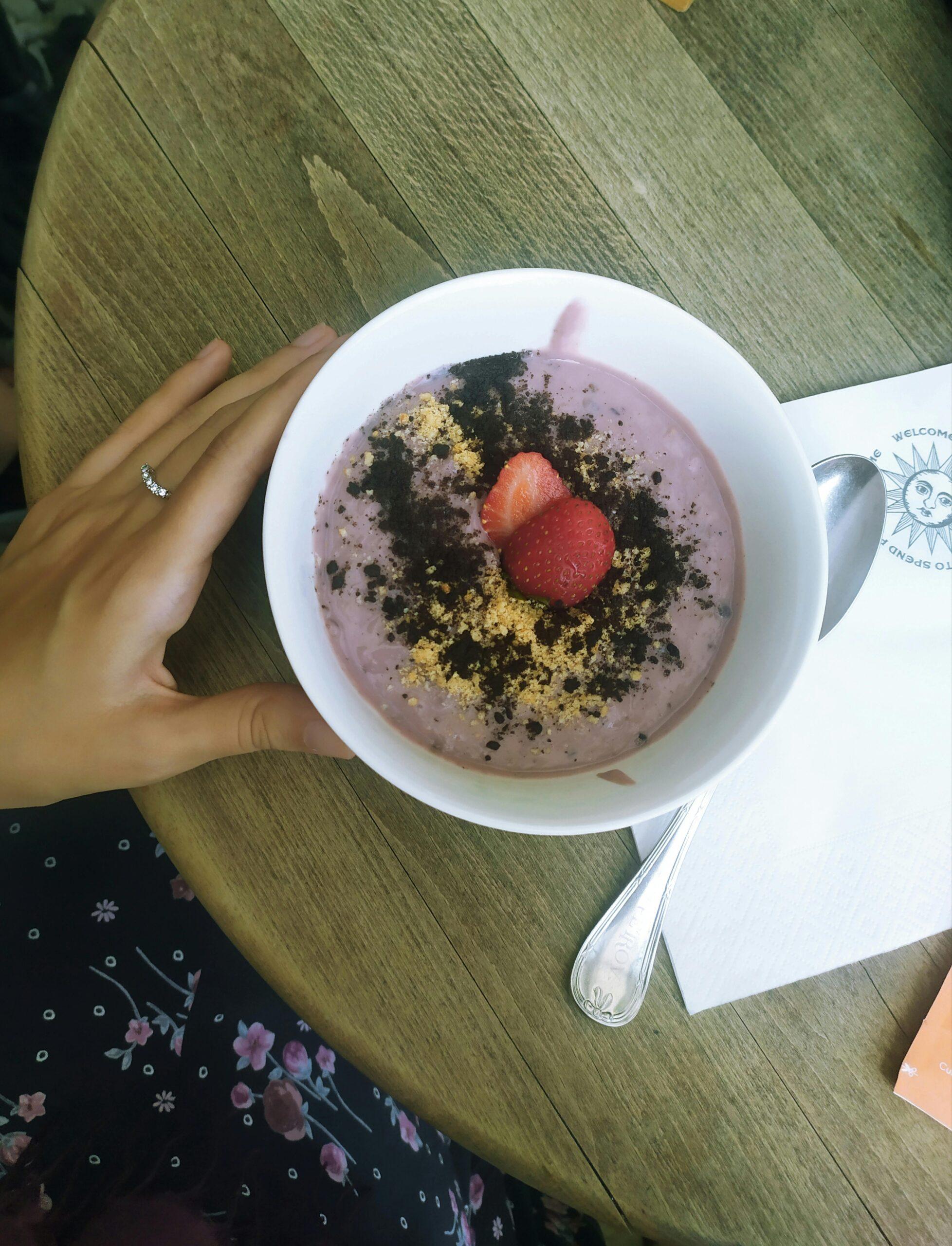 strawberry oat breakfast bowl